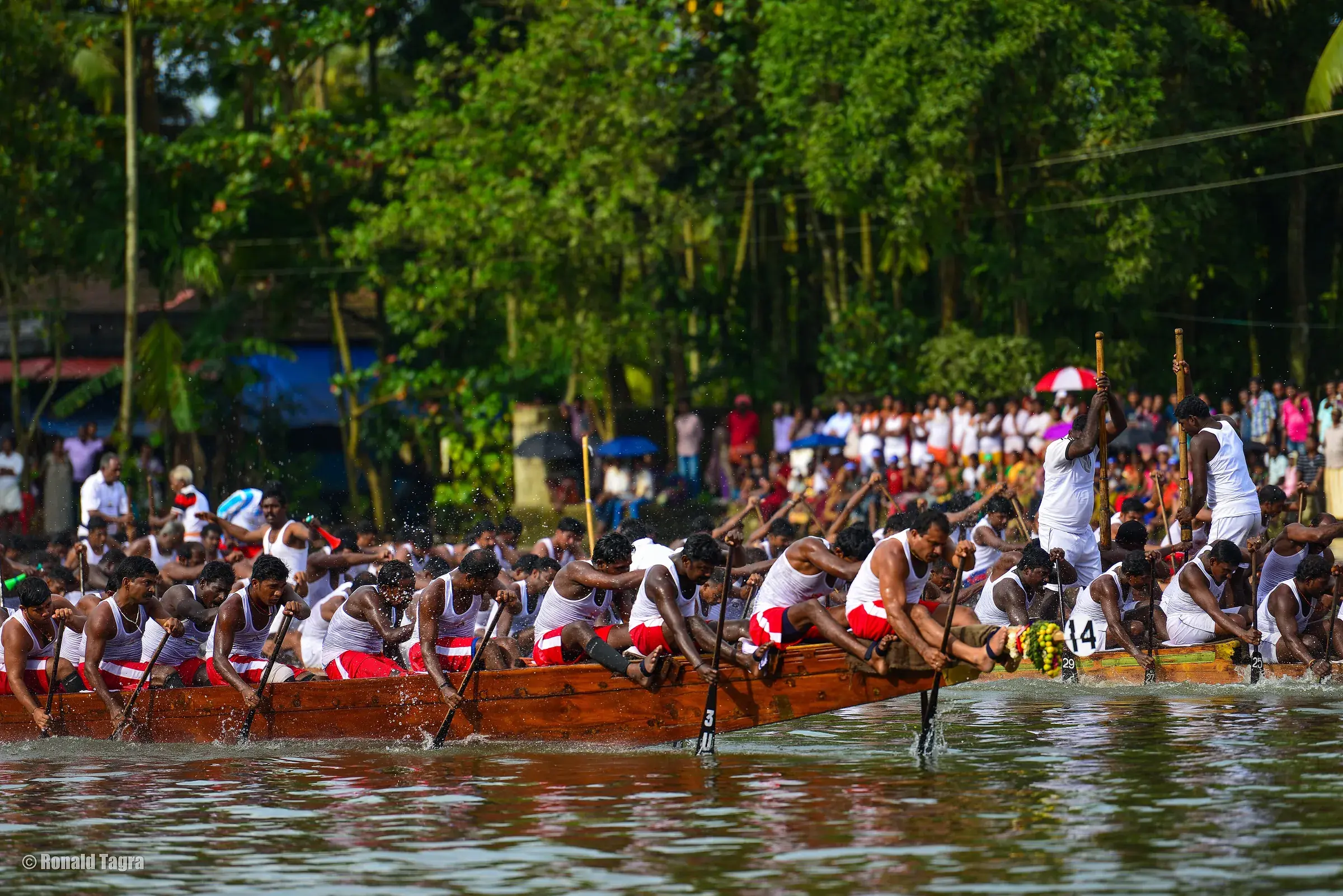 Spectators and snake boats at the Nehru Trophy Boat Race on Punnamada Lake