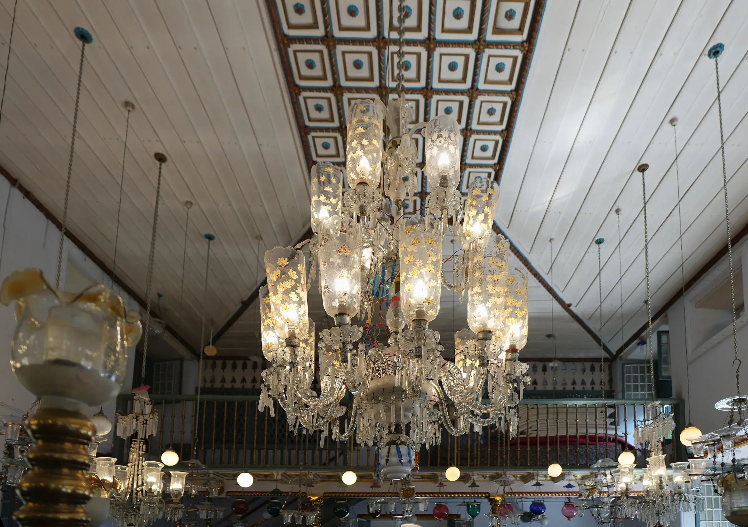 Glass chandeliers hanging in the Paradesi Synagogue