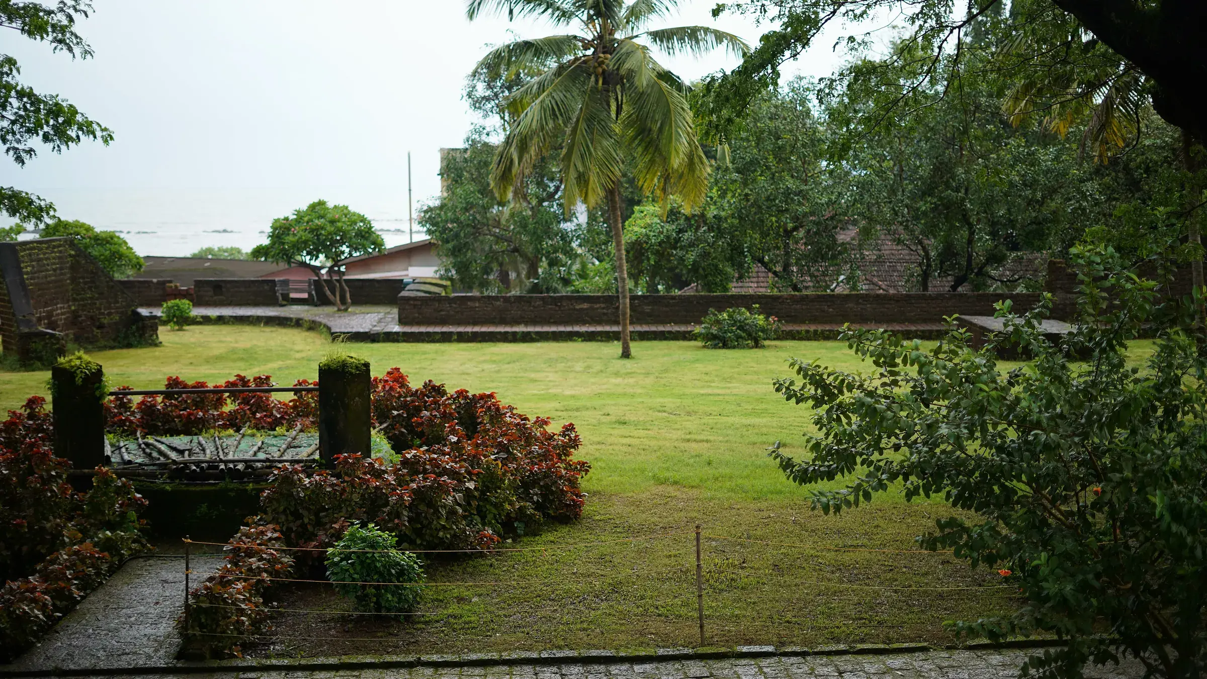 The gateway and walls of Thalassery Fort
