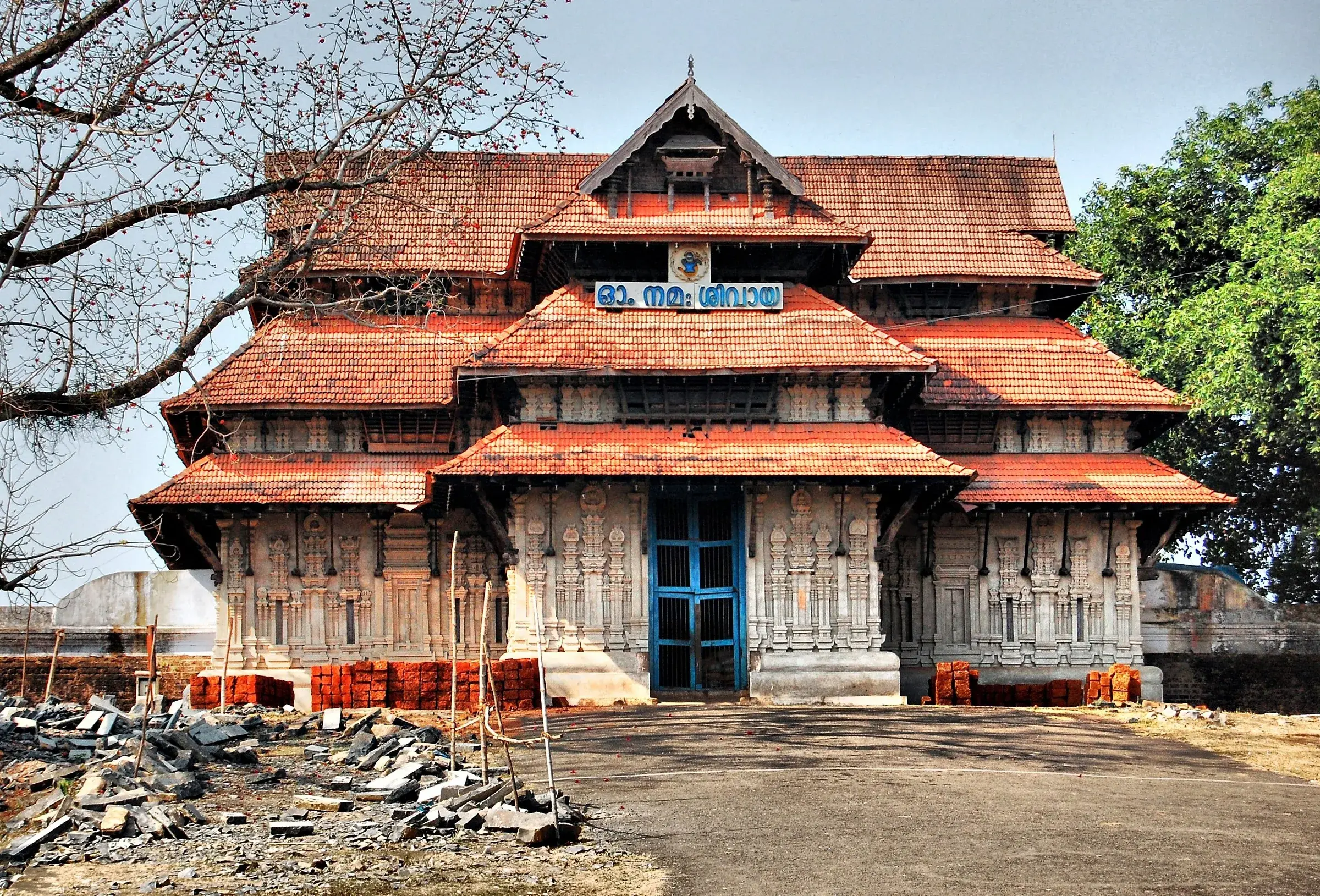 The southern gopuram of the Vadakkunnathan Temple