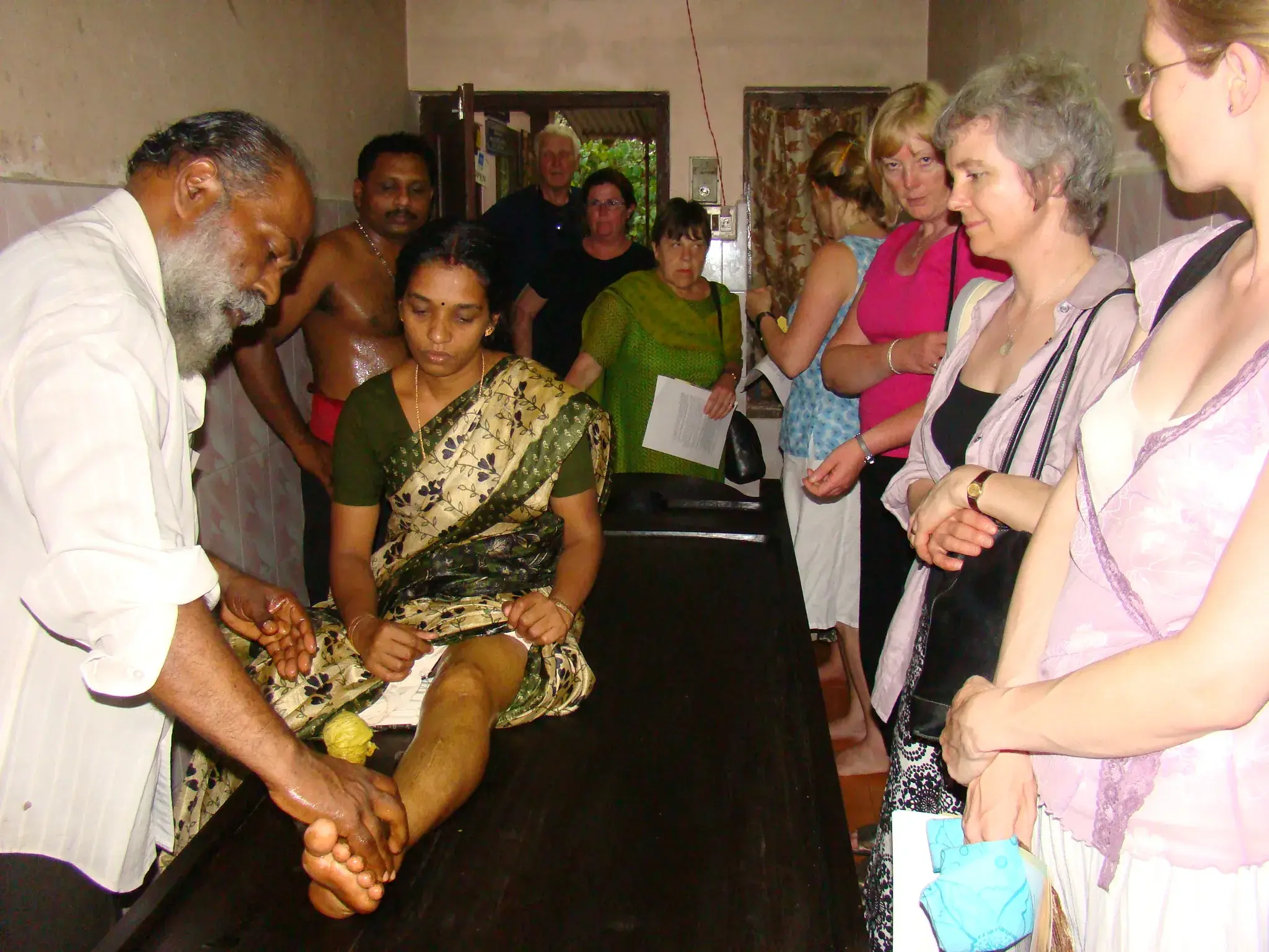 A kizhi treatment with herbal poultices